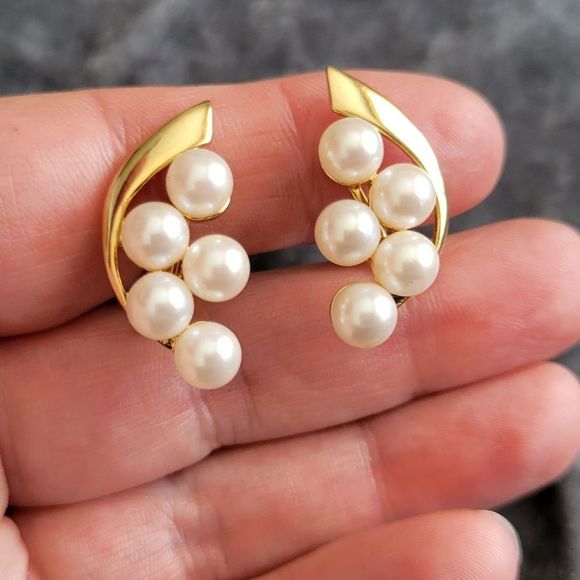 Vintage Earrings Clip-on Goldtone Faux Pearls - Picture 1 of 6